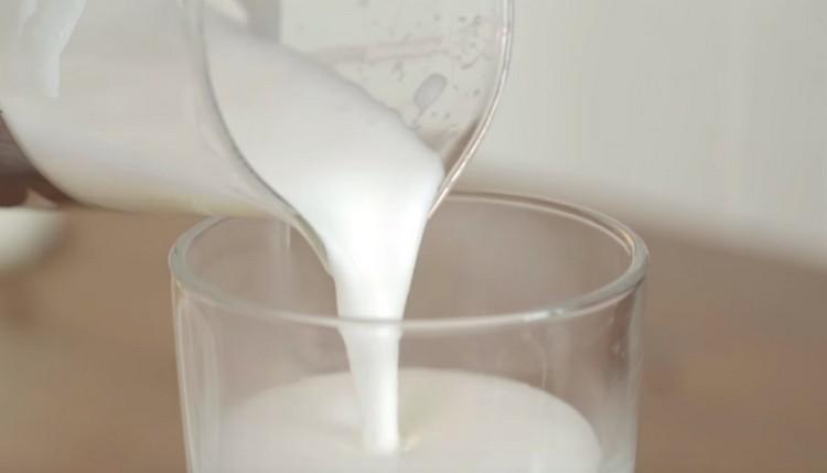 Versare la schiuma di latte montata in un bicchiere irlandese.