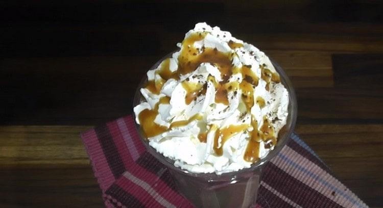 Klassischer Macchiato-Kaffee ist karamellisiert und mit Kakao bestreut.
