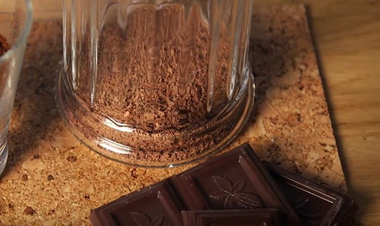 Reiben Sie die Schokolade auf einer feinen Reibe.