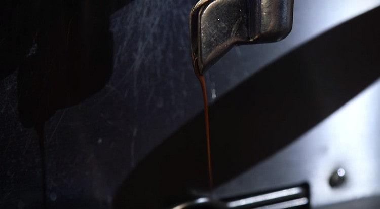 Bereiten Sie mit einer Kaffeemaschine Espresso zu.