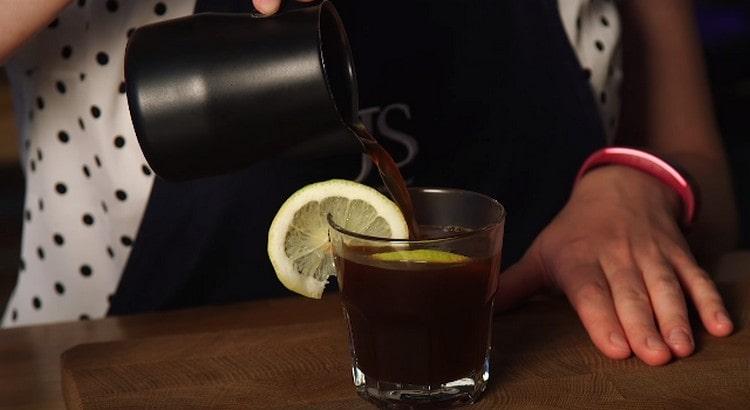 Изсипете готовата напитка в чаша с кръг лимон.