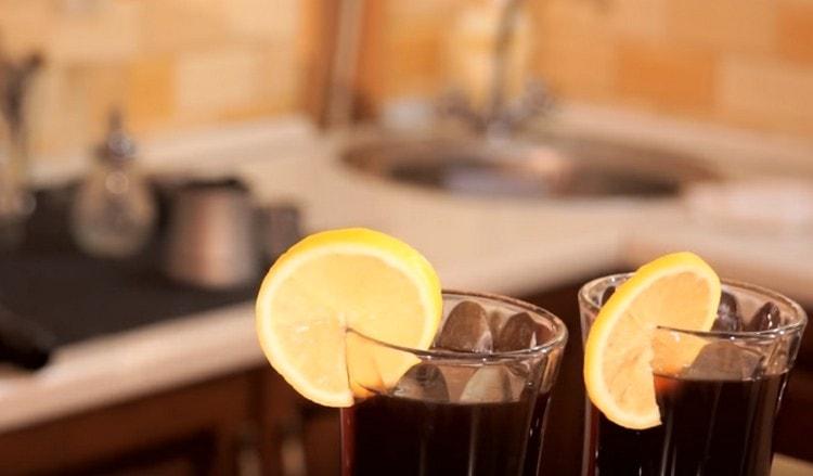 Στη συνταγή για τον καφέ με κονιάκ, λεμόνι χρησιμοποιείται συχνά για να διακοσμήσετε.