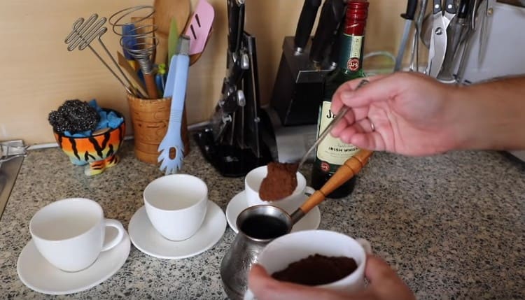 Il caffè appena macinato viene versato in un turka.
