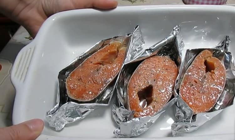 Ipinakalat namin ang mga steaks sa foil boat sa isang baking dish.
