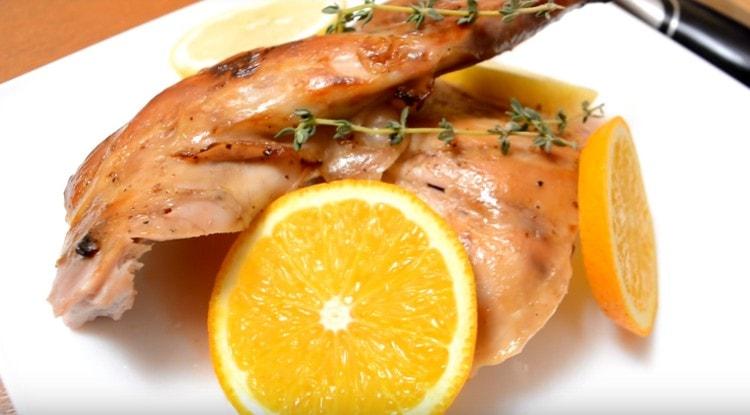 При сервиране ястието може да бъде украсено с портокали или лимони.