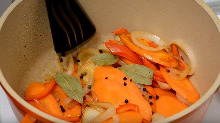 сложете зеленчуци в тиган с дебело дъно, добавете сол, черен пипер, дафинов лист.