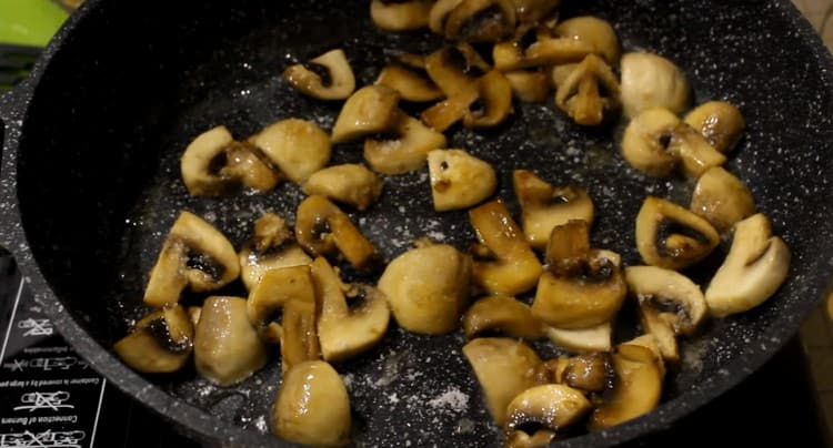 Sült gombát külön serpenyőben süssük.