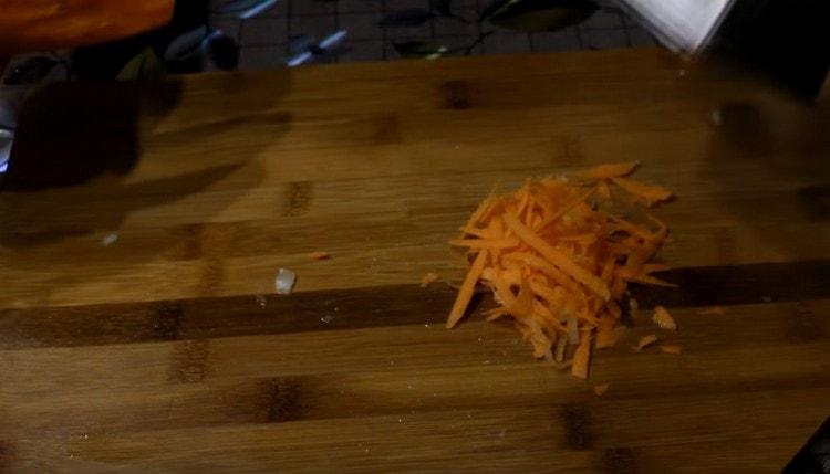 Su una grattugia grossa, tre carote.