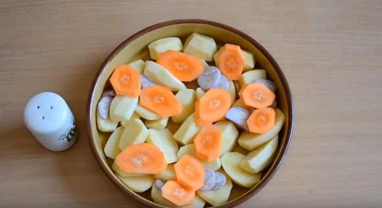 Τοποθετήστε τα στρώματα στο ταψί: πατάτα, κρεμμύδι, καρότο.