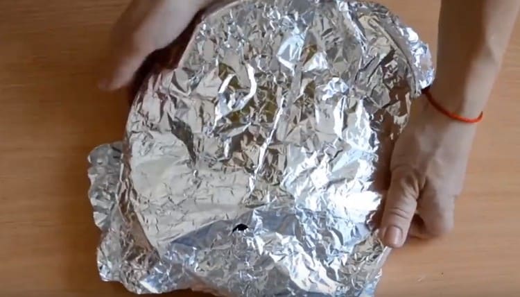 Takpan ang form na may foil at ipadala sa oven.