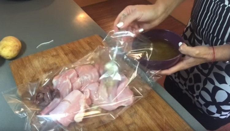 Versare le fette di coniglio con la marinata all'aglio.