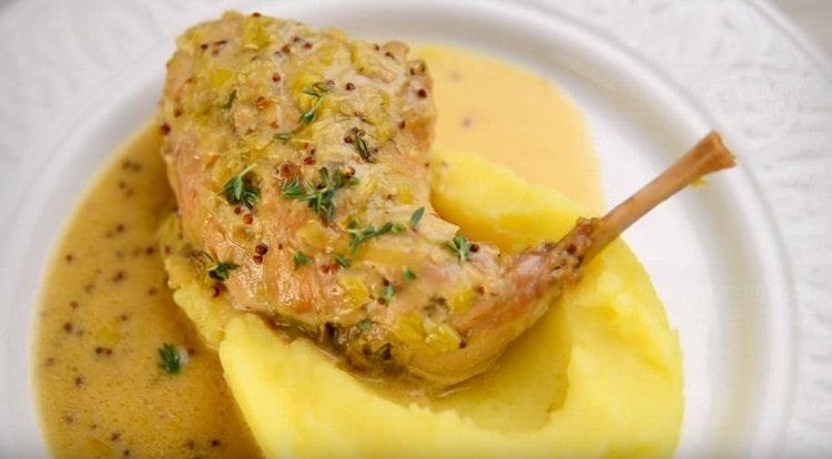 Un coniglio del genere in salsa cremosa si fonde meravigliosamente con teneri purè di patate.