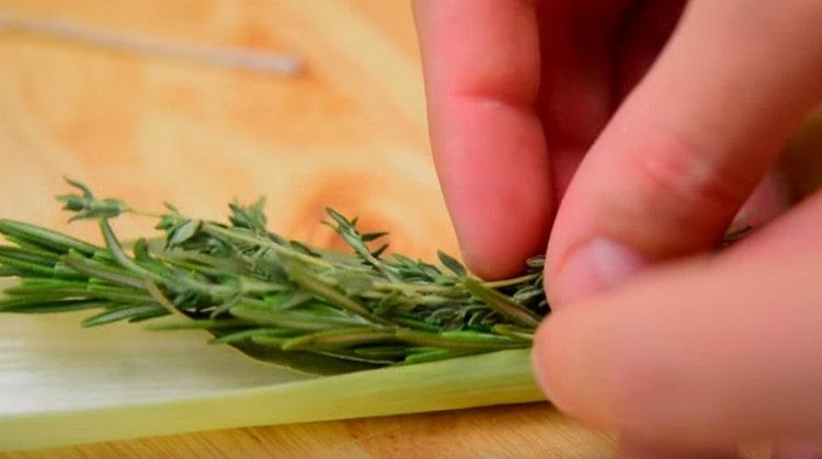 Preparare un bouquet di contorno: mettere foglie di cipolla, cipolla, rametti di timo e rosmarino nel porro.