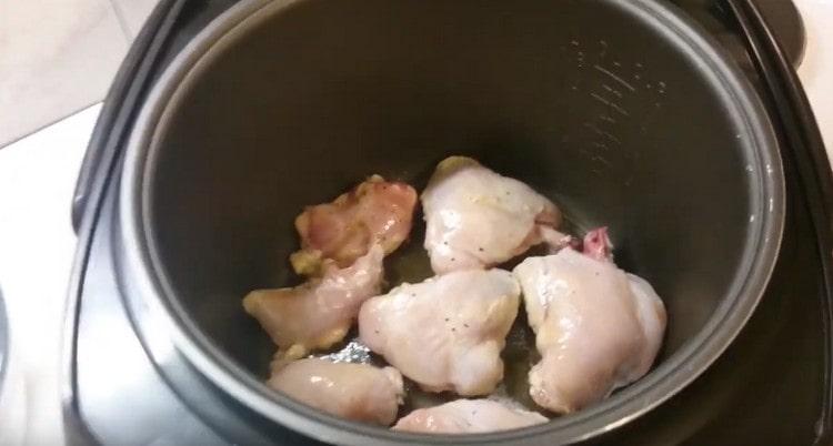 Πρώτα, τηγανίζετε τα κομμάτια του κουνελιού σε μια βραδεία κουζίνα μέχρι να ροδίσουν.