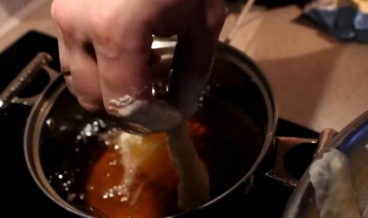 Postupně snižujte obrobky do horkého oleje.