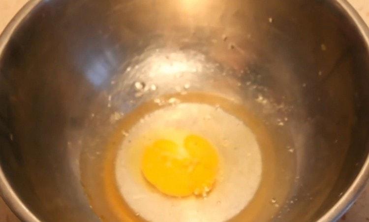 В купа разбийте яйцата, добавете вода, сол.