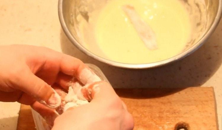 Отделно изпратете резени филе в тесто.