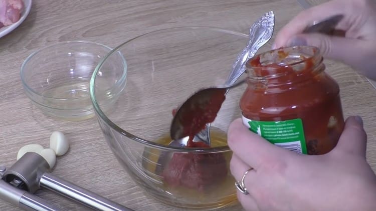Norėdami paruošti marinatą, sumaišykite pomidorų pastą, augalinį aliejų ir medų.