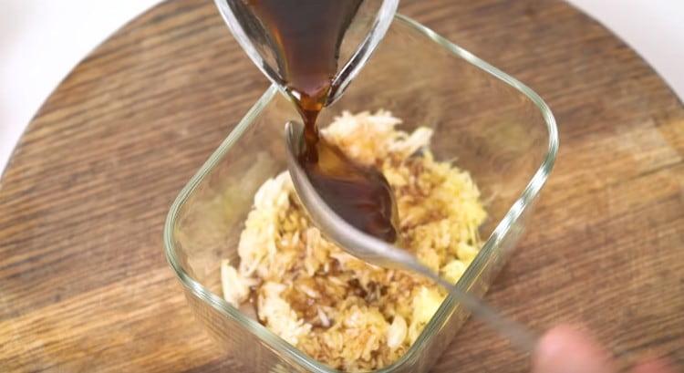 Mescolare aglio, zenzero, salsa di soia e olio vegetale.