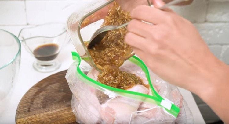 Sulenkite vištienos sparnelius į maišelį ar dubenį su užtrauktuku ir supilkite marinatą.