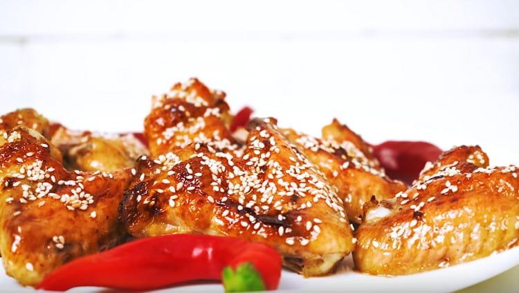 Φτερούγες κοτόπουλου σε μέλι και σάλτσα σόγιας μπορούν επίσης να πασπαλιστούν με σουσάμι.