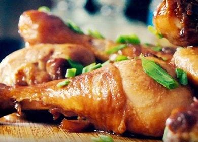 Αλμυρά πόδια κοτόπουλου σε μια βραδεία κουζίνα