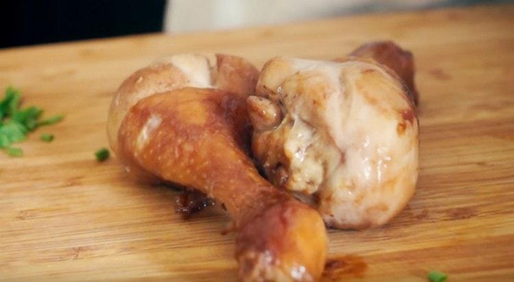 τα πόδια κοτόπουλου σε μια βραδεία κουζίνα, όπως μπορείτε να δείτε, προετοιμάζονται όσο το δυνατόν απλούστερα.
