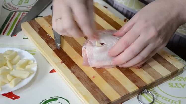 A csirkecomb sütőben történő burgonyával történő elkészítéséhez készítse elő az összetevőket