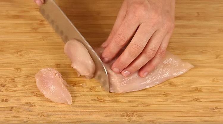 Κόψτε το κοτόπουλο σε περίπου ίσα κομμάτια.