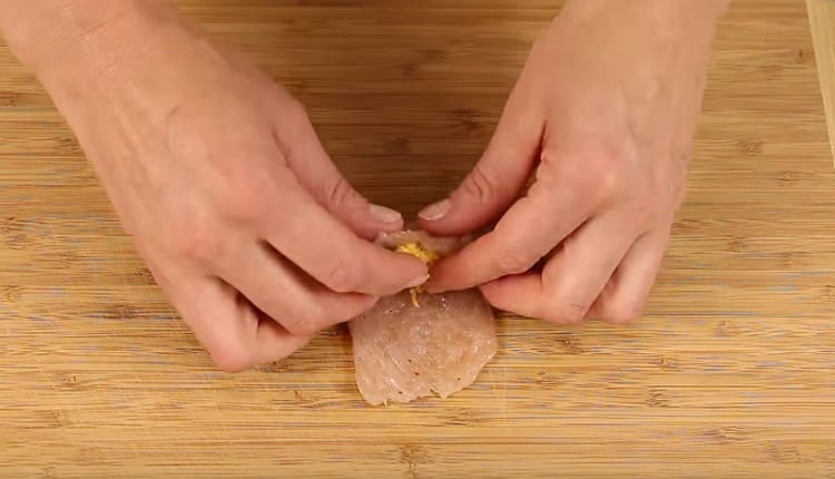 για κάθε κομμάτι κρέατος τοποθετήστε μια κουταλιά γεμίσματος και τυλίξτε τα πάντα με ένα ρολό.