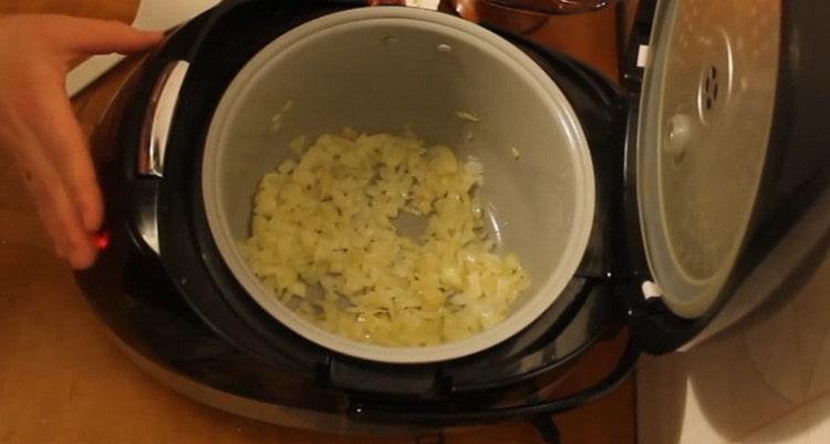 Friggere la cipolla fino a doratura, quindi disattivare la modalità di cottura.
