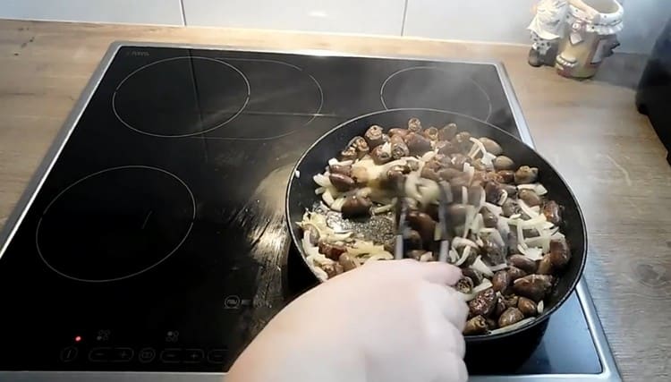 Salare e pepare le frattaglie, aggiungere le cipolle.