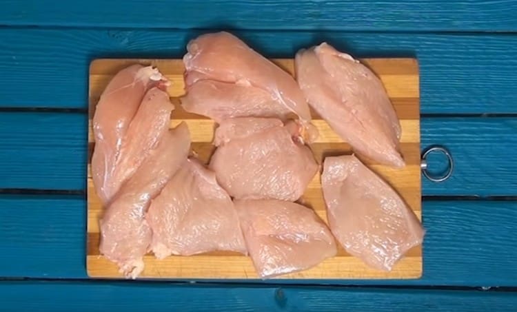 Пилешко филе, нарязано на едри парчета, като котлети.