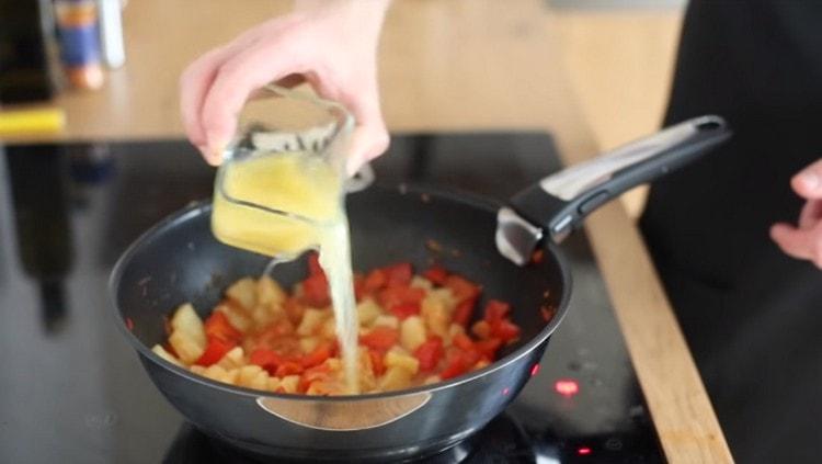 Προσθέστε στο σιρόπι λαχανικών από κονσέρβες ανανά, κέτσαπ.