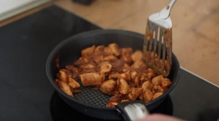 Στέλνουμε το κοτόπουλο σε ξεχωριστό τηγάνι και τηγανίζουμε για αρκετά λεπτά μέχρι να μαγειρευτεί.
