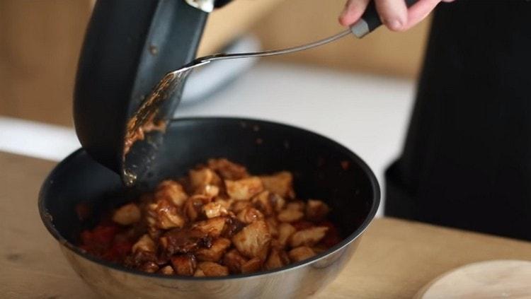 Mischen Sie die vorbereiteten Hühnchenstücke mit Gemüse in der Sauce.