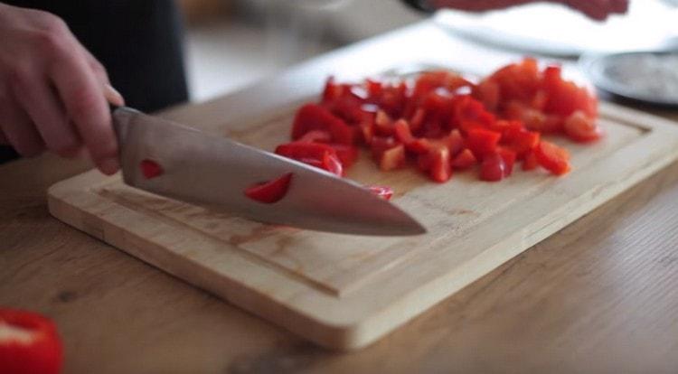 Leikkaa tomaatti ja paprika pieniksi paloiksi.