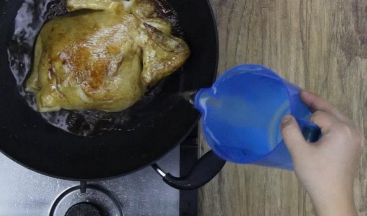 Προσθέστε νερό στο τηγάνι και το κάλυμμα.
