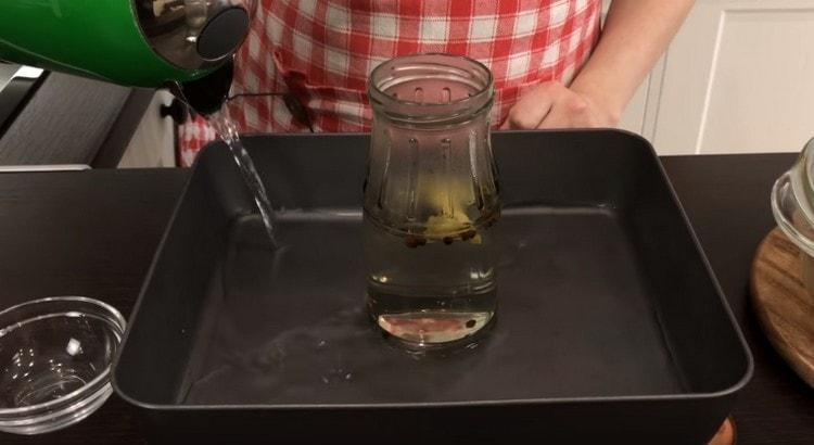 Gießen Sie Wasser in ein Glas, auch auf ein Backblech.