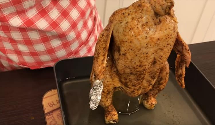 Avvolgi le estremità delle ali di pollo con un foglio. in modo che non brucino nel forno.