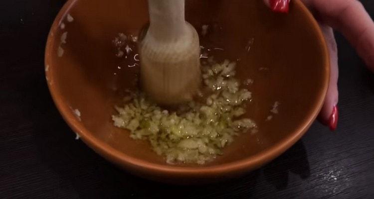 Aggiungi l'olio d'oliva all'aglio, mescola.