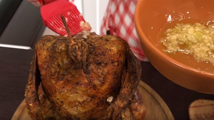 Hotové kuře namažte česnekovým olejem.