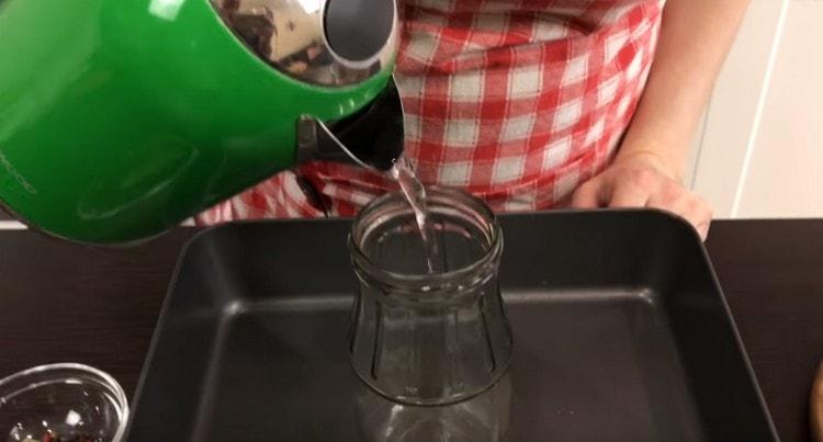 Wir wärmen das Glas mit kochendem Wasser.