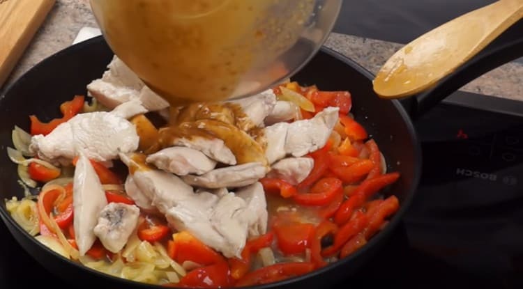 Když je cibule průhledná, přesuňte kuře a přidejte omáčku.