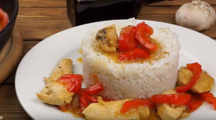 الدجاج التايلاندي على ما يرام مع الأرز.