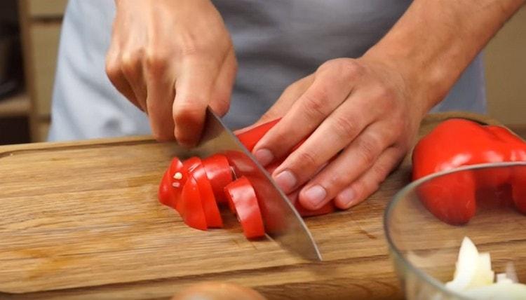 Nakrájejte papriku na tenký proužek.