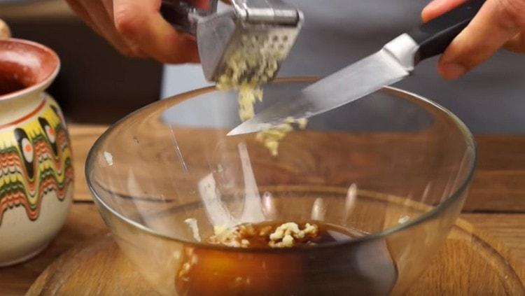 Για να κάνετε τη σάλτσα, ανακατέψτε το μέλι, τη σάλτσα σόγιας και το σκόρδο.