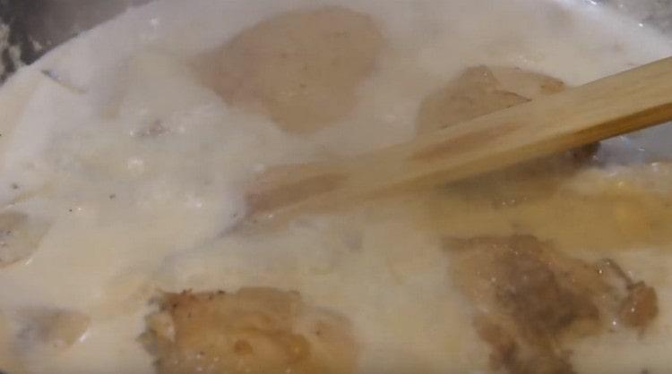 Quando la salsa bolle, mettete le cosce precedentemente fritte nella padella.