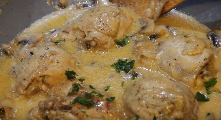 Hähnchen mit Champignons in Sauerrahmsauce ist sehr aromatisch.