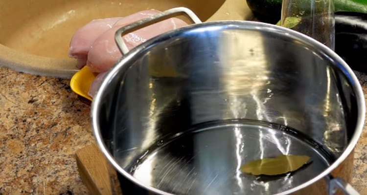 Налейте малко вода в тигана, добавете дафинов лист.